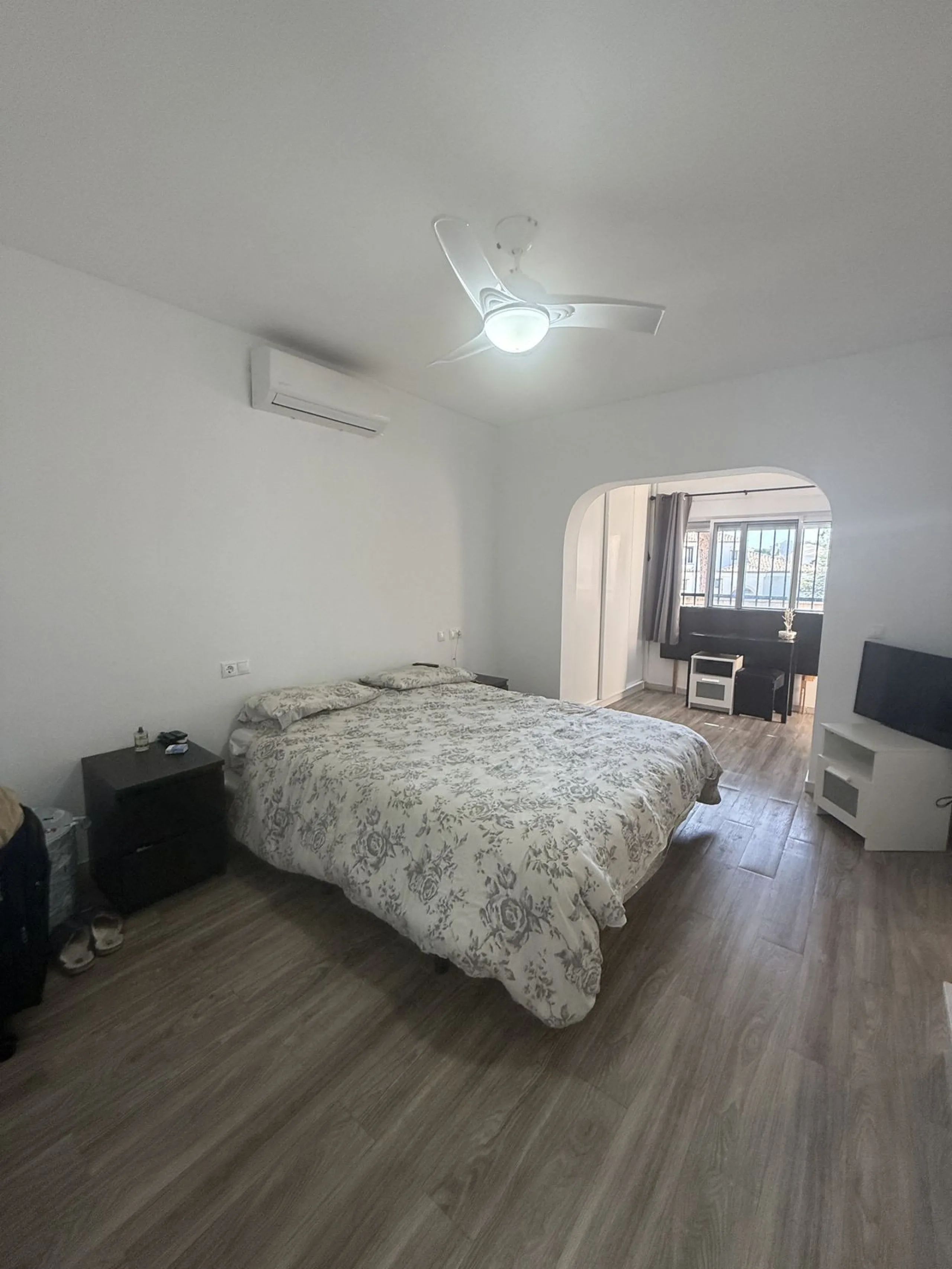 Semi Detached house lower Calahonda. In a small community of 15 houses with communal pool and garden. On the lower level there is a good size lounge, large fitted kitchen, a small bathroom and access to the private terrace and garden that wraps around thr