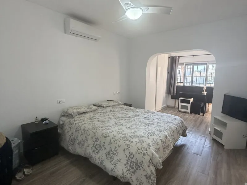 Semi Detached house lower Calahonda. In a small community of 15 houses with communal pool and garden. On the lower level there is a good size lounge, large fitted kitchen, a small bathroom and access to the private terrace and garden that wraps around thr