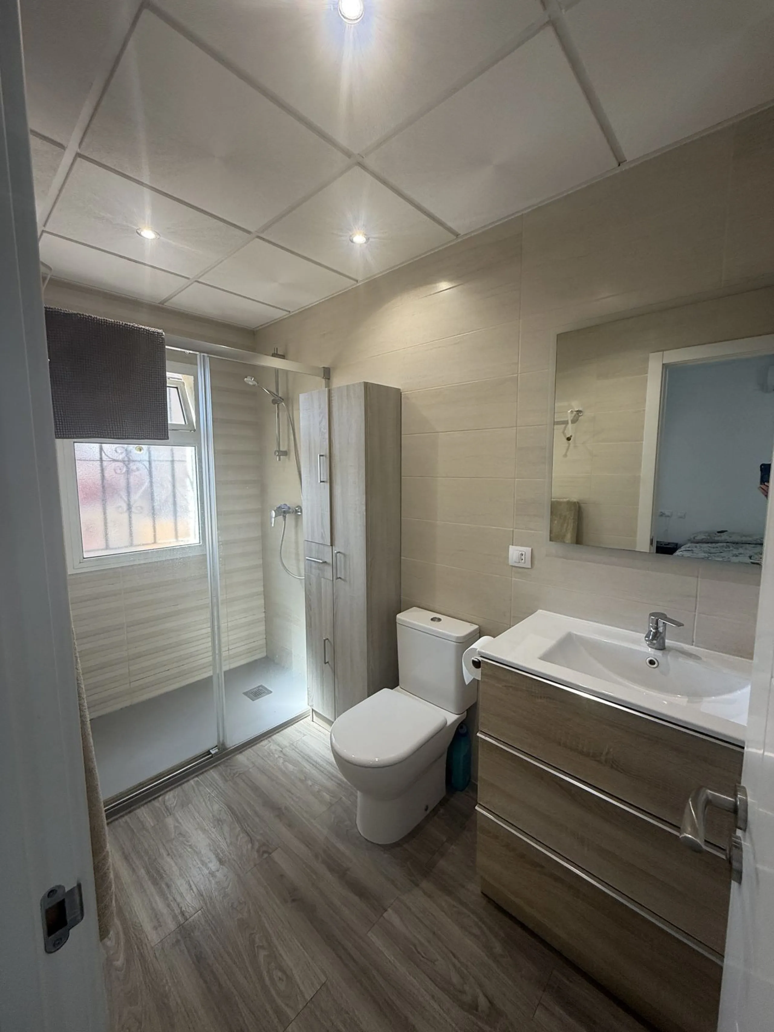 Semi Detached house lower Calahonda. In a small community of 15 houses with communal pool and garden. On the lower level there is a good size lounge, large fitted kitchen, a small bathroom and access to the private terrace and garden that wraps around thr