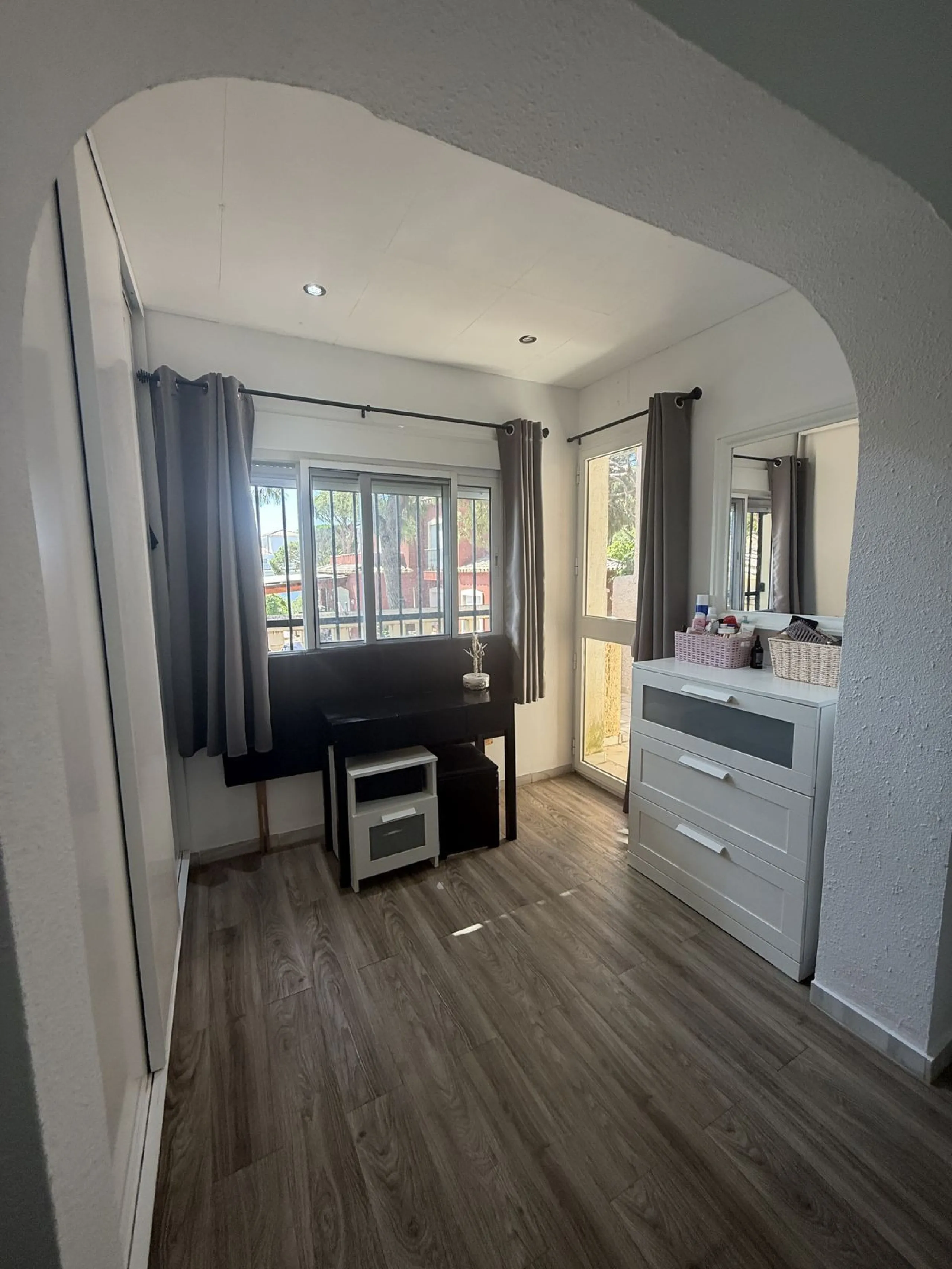 Semi Detached house lower Calahonda. In a small community of 15 houses with communal pool and garden. On the lower level there is a good size lounge, large fitted kitchen, a small bathroom and access to the private terrace and garden that wraps around thr