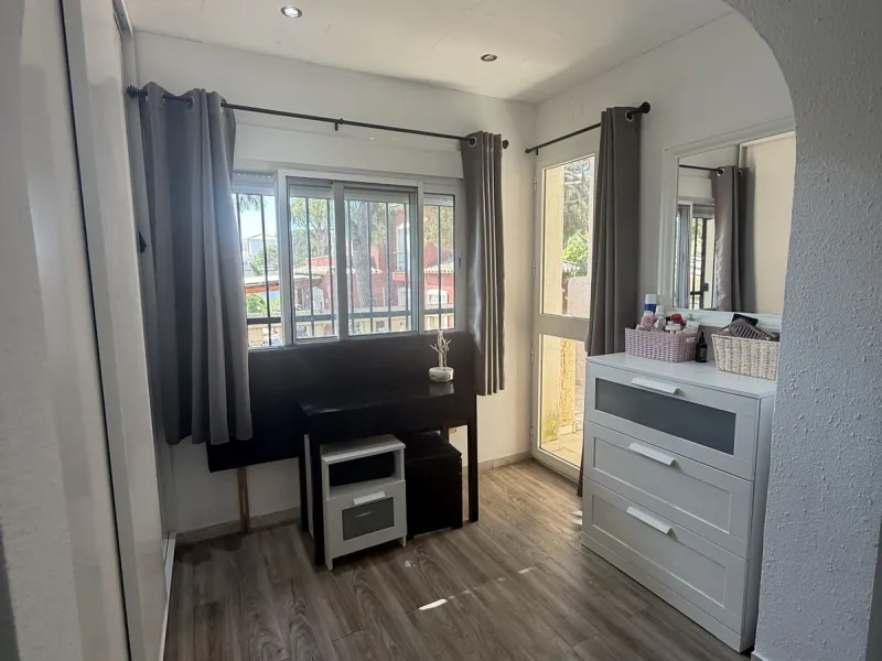 Semi Detached house lower Calahonda. In a small community of 15 houses with communal pool and garden. On the lower level there is a good size lounge, large fitted kitchen, a small bathroom and access to the private terrace and garden that wraps around thr