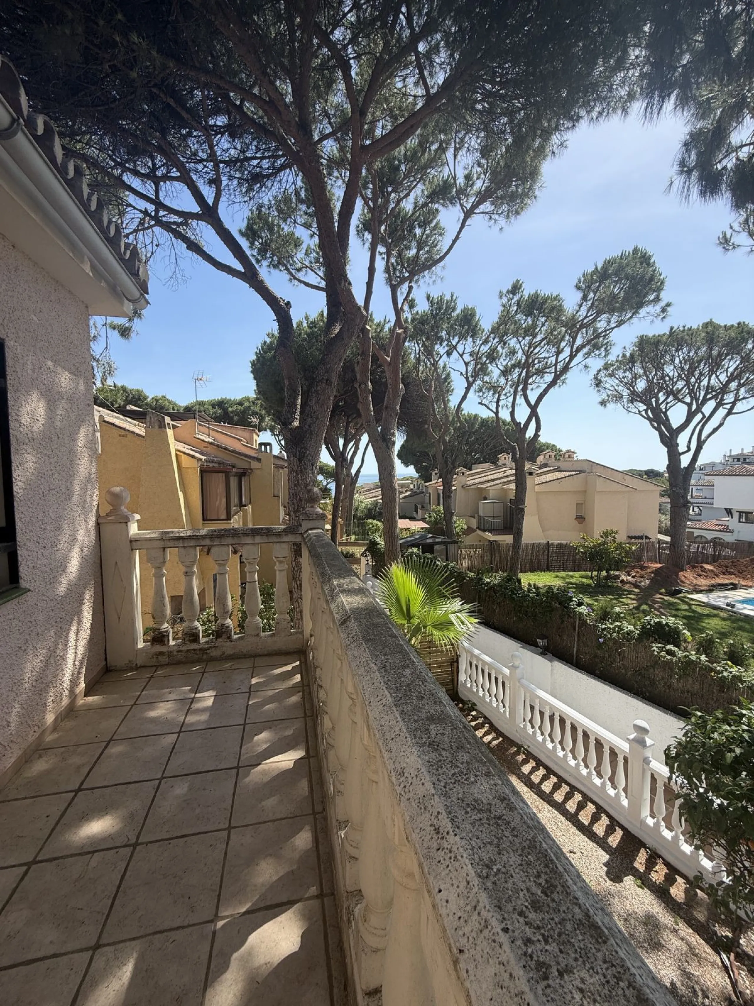 Semi Detached house lower Calahonda. In a small community of 15 houses with communal pool and garden. On the lower level there is a good size lounge, large fitted kitchen, a small bathroom and access to the private terrace and garden that wraps around thr