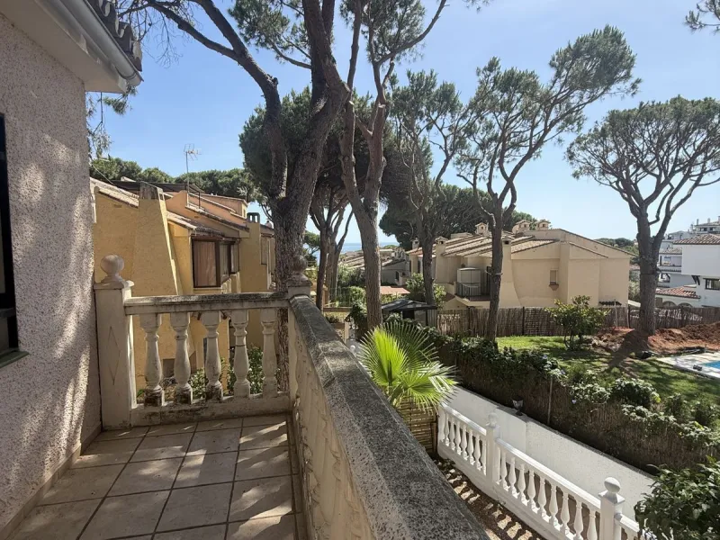 Semi Detached house lower Calahonda. In a small community of 15 houses with communal pool and garden. On the lower level there is a good size lounge, large fitted kitchen, a small bathroom and access to the private terrace and garden that wraps around thr