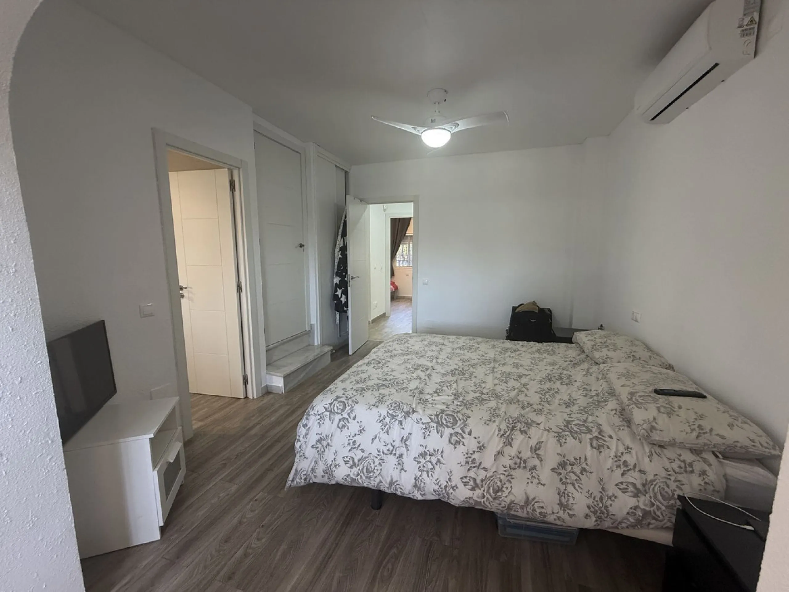 Semi Detached house lower Calahonda. In a small community of 15 houses with communal pool and garden. On the lower level there is a good size lounge, large fitted kitchen, a small bathroom and access to the private terrace and garden that wraps around thr