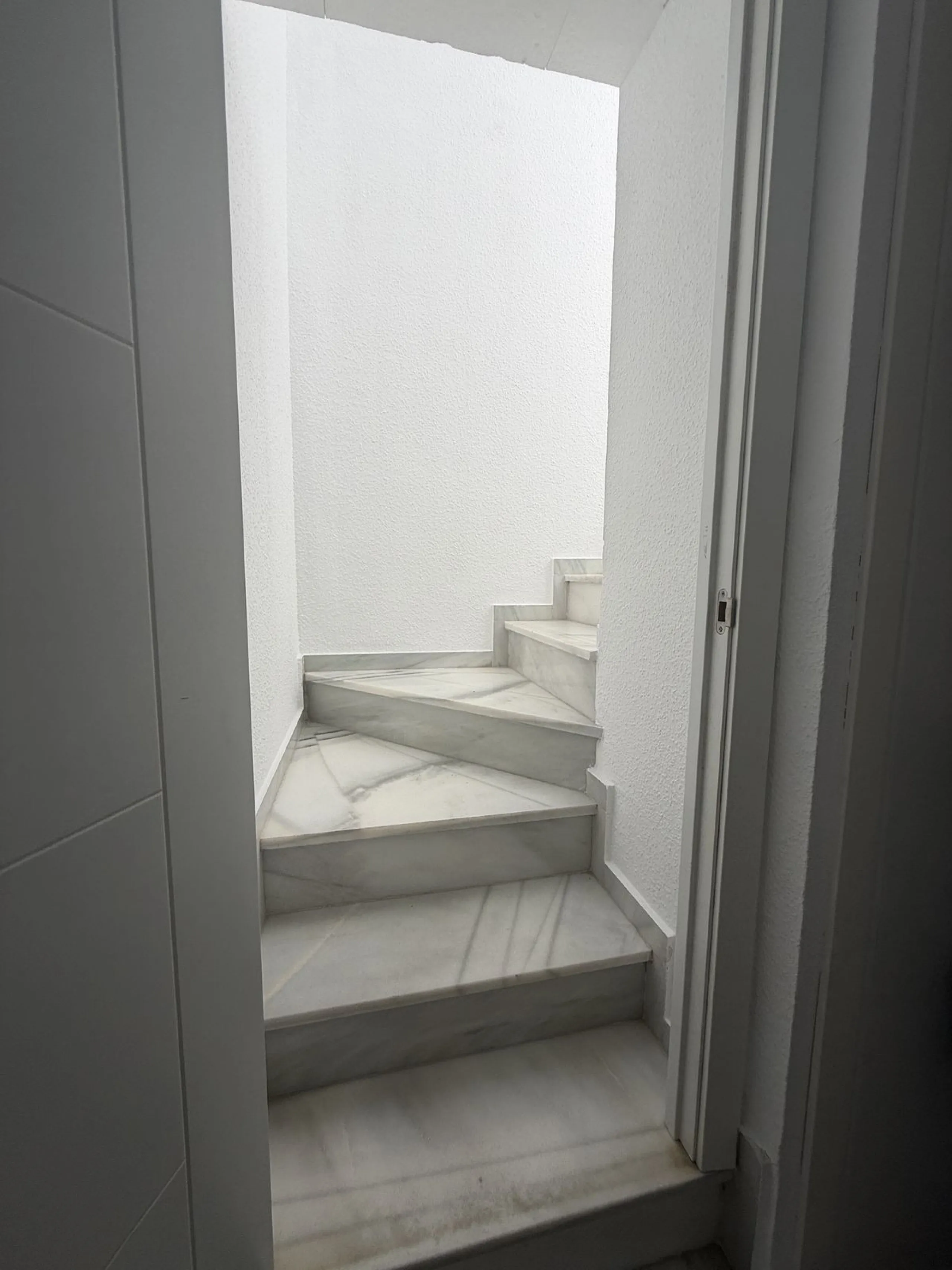 Semi Detached house lower Calahonda. In a small community of 15 houses with communal pool and garden. On the lower level there is a good size lounge, large fitted kitchen, a small bathroom and access to the private terrace and garden that wraps around thr