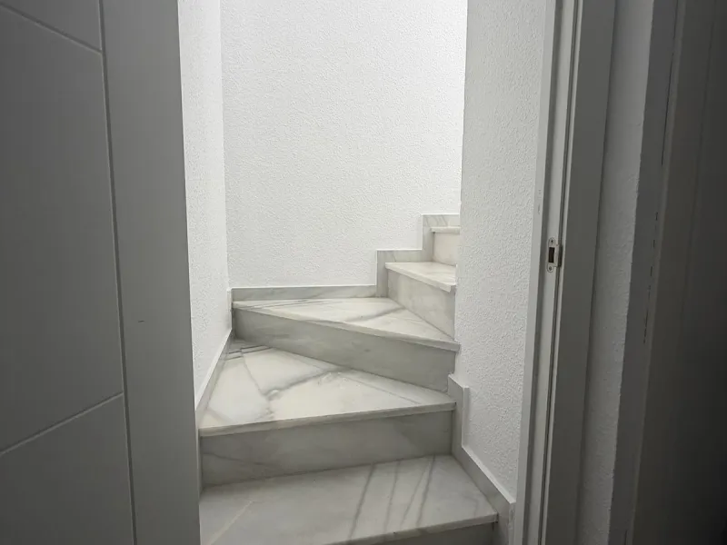 Semi Detached house lower Calahonda. In a small community of 15 houses with communal pool and garden. On the lower level there is a good size lounge, large fitted kitchen, a small bathroom and access to the private terrace and garden that wraps around thr