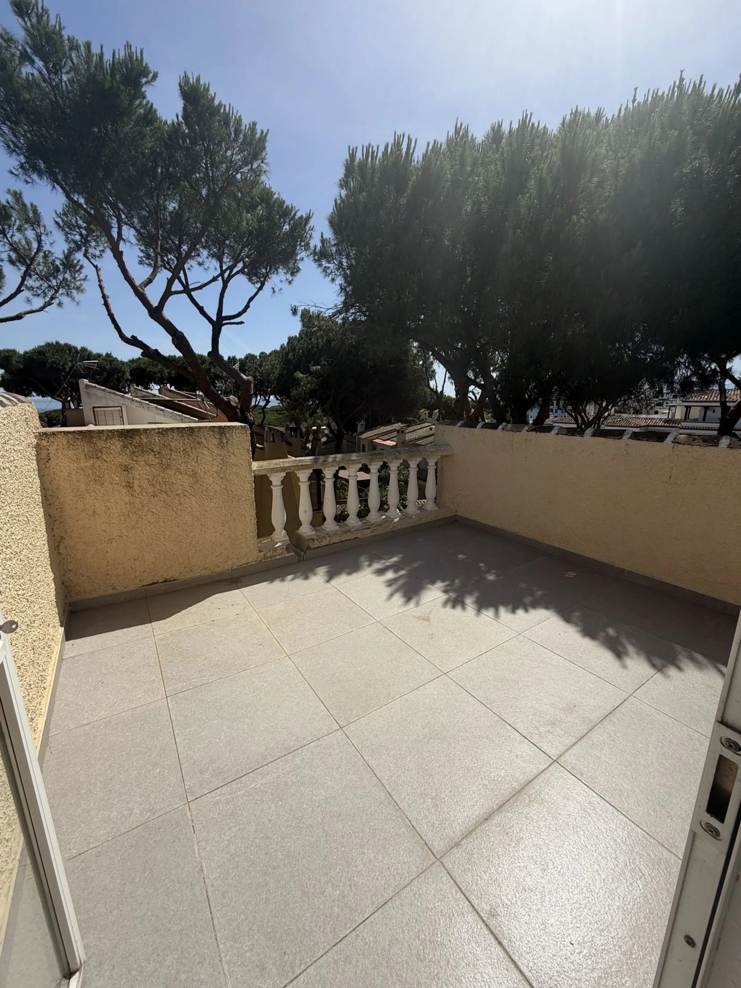 Semi Detached house lower Calahonda. In a small community of 15 houses with communal pool and garden. On the lower level there is a good size lounge, large fitted kitchen, a small bathroom and access to the private terrace and garden that wraps around thr