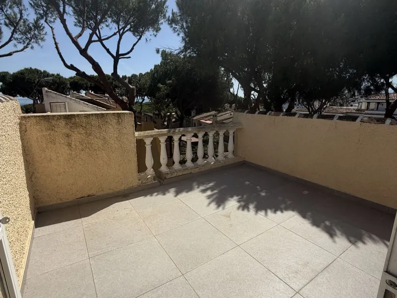 Semi Detached house lower Calahonda. In a small community of 15 houses with communal pool and garden. On the lower level there is a good size lounge, large fitted kitchen, a small bathroom and access to the private terrace and garden that wraps around thr