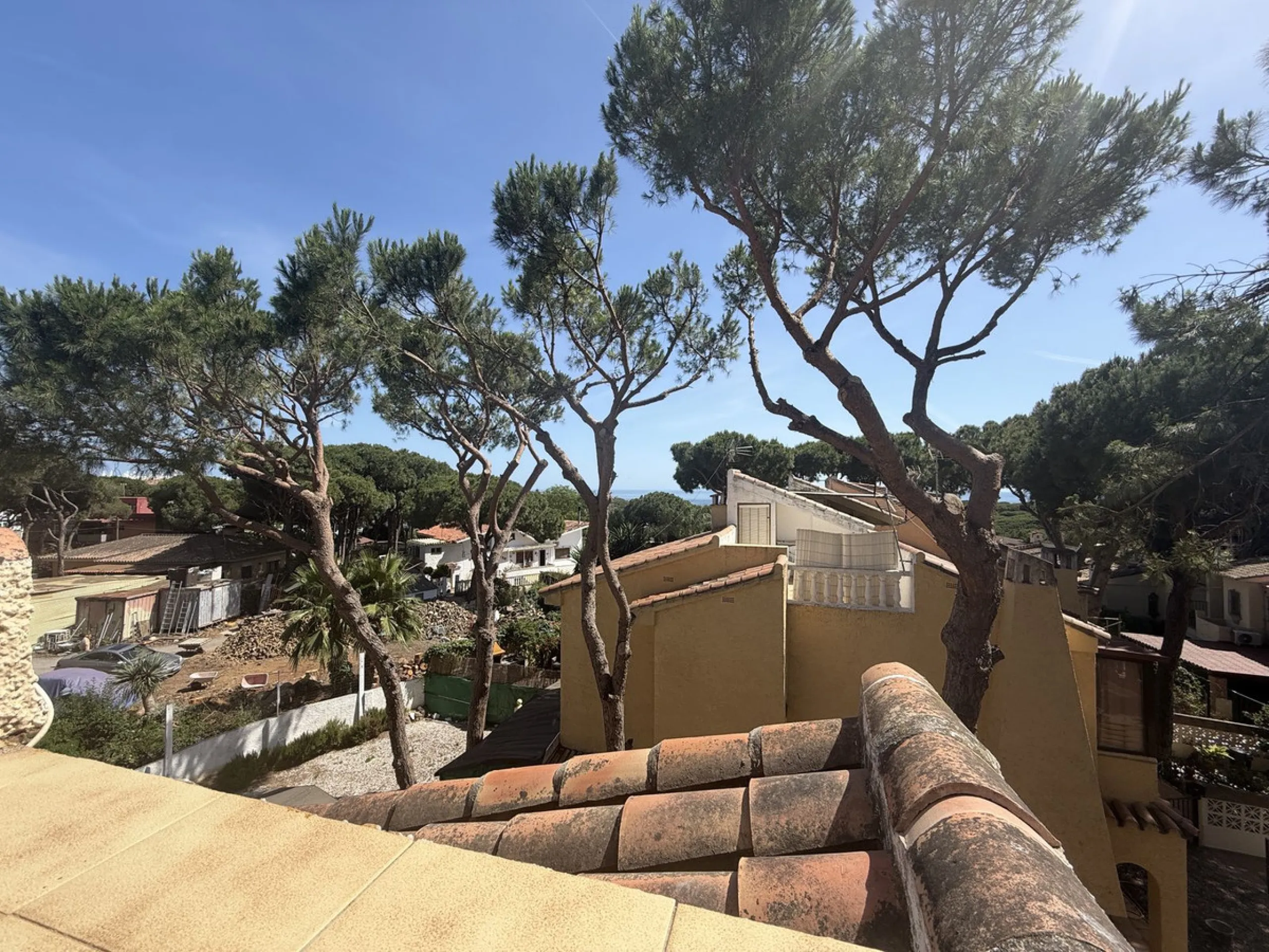 Semi Detached house lower Calahonda. In a small community of 15 houses with communal pool and garden. On the lower level there is a good size lounge, large fitted kitchen, a small bathroom and access to the private terrace and garden that wraps around thr