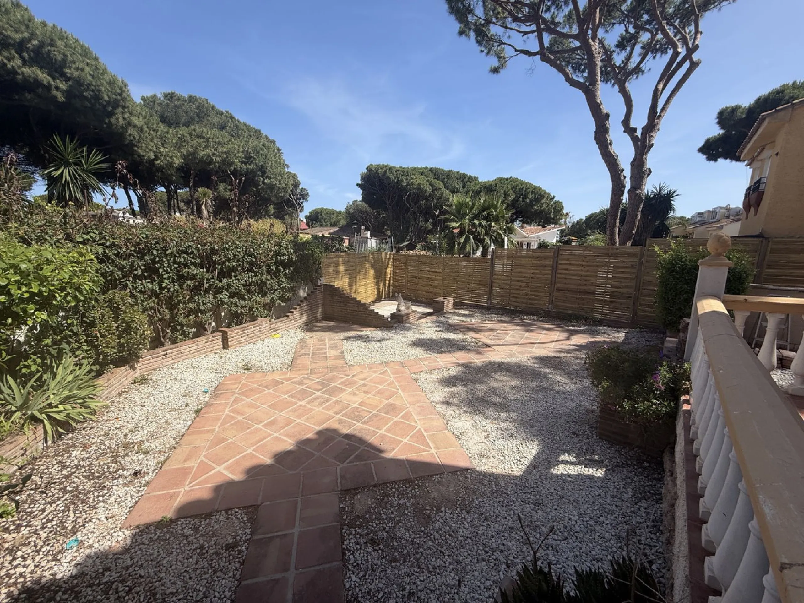 Semi Detached house lower Calahonda. In a small community of 15 houses with communal pool and garden. On the lower level there is a good size lounge, large fitted kitchen, a small bathroom and access to the private terrace and garden that wraps around thr