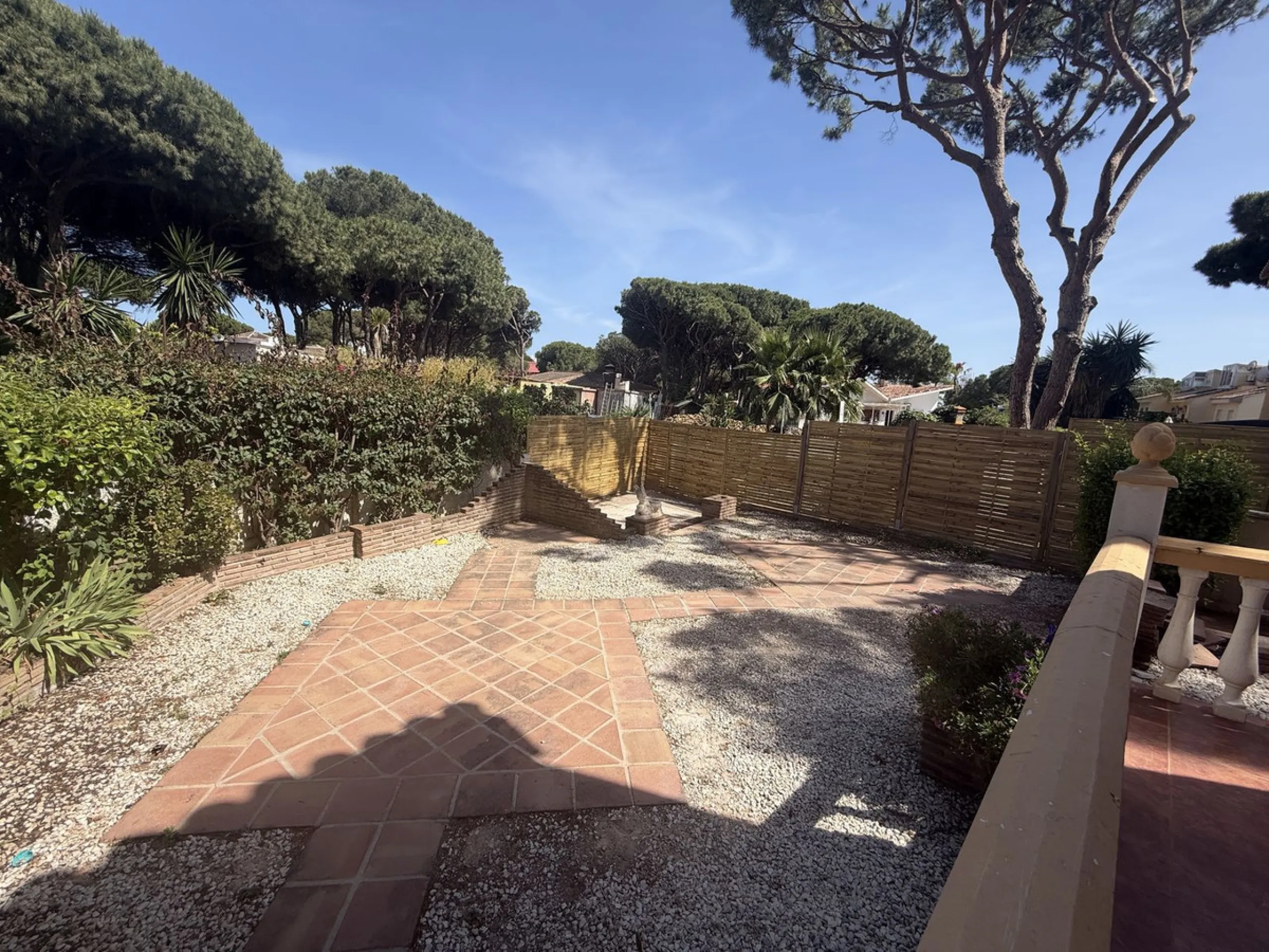 Semi Detached house lower Calahonda. In a small community of 15 houses with communal pool and garden. On the lower level there is a good size lounge, large fitted kitchen, a small bathroom and access to the private terrace and garden that wraps around thr