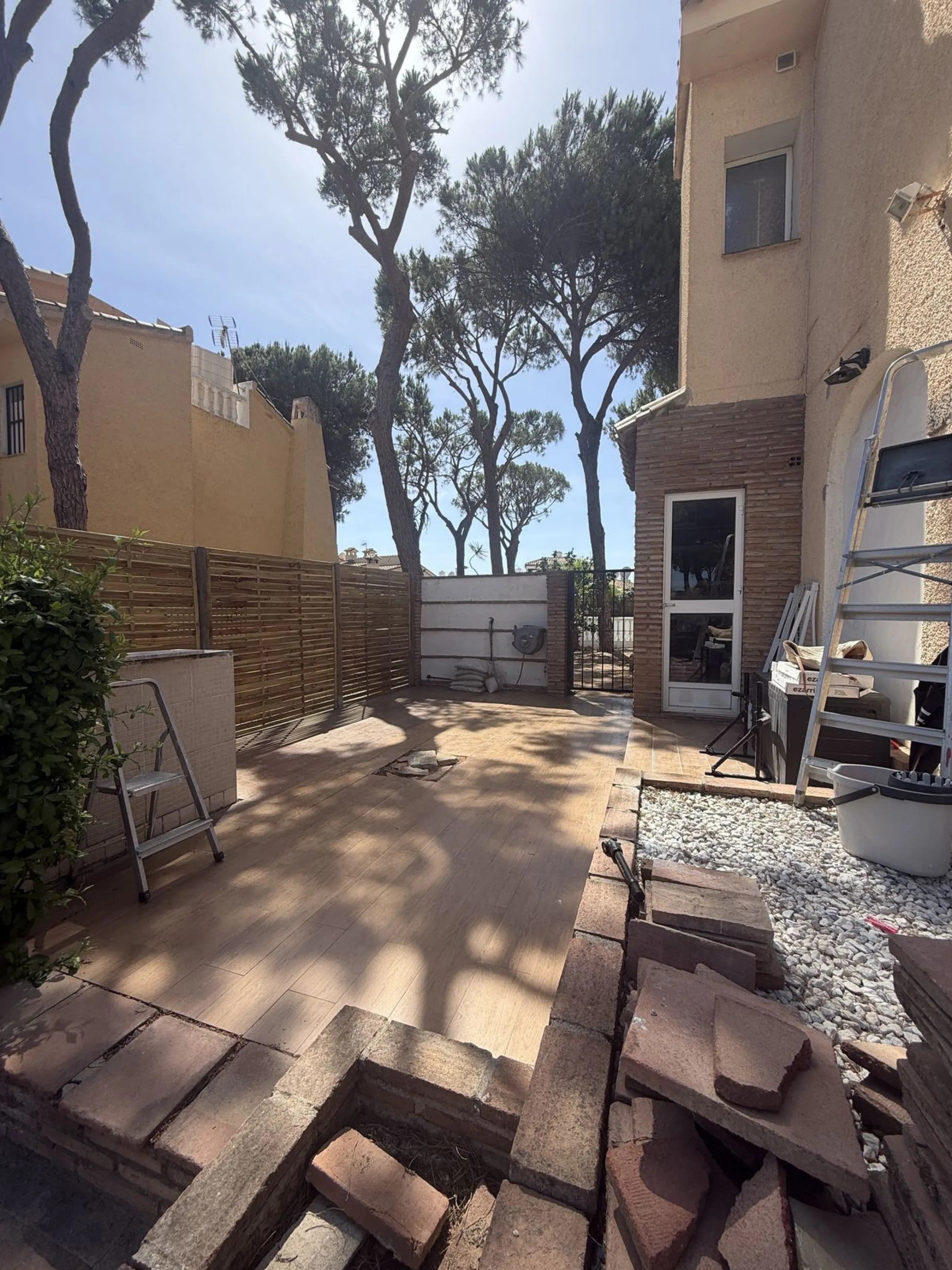 Semi Detached house lower Calahonda. In a small community of 15 houses with communal pool and garden. On the lower level there is a good size lounge, large fitted kitchen, a small bathroom and access to the private terrace and garden that wraps around thr