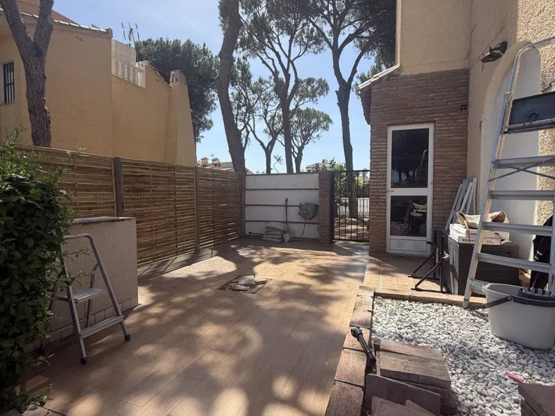 Semi Detached house lower Calahonda. In a small community of 15 houses with communal pool and garden. On the lower level there is a good size lounge, large fitted kitchen, a small bathroom and access to the private terrace and garden that wraps around thr