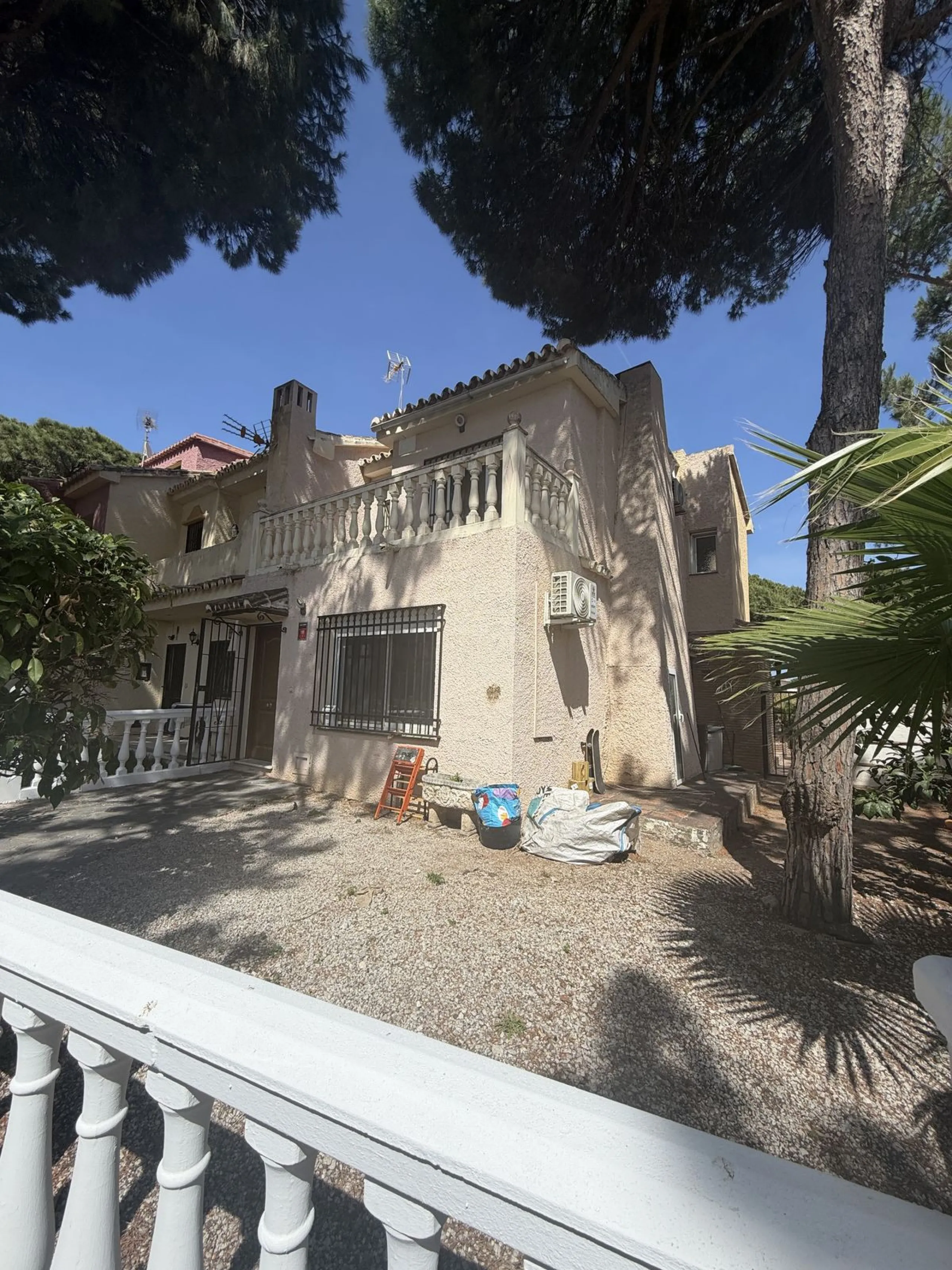 Semi Detached house lower Calahonda. In a small community of 15 houses with communal pool and garden. On the lower level there is a good size lounge, large fitted kitchen, a small bathroom and access to the private terrace and garden that wraps around thr