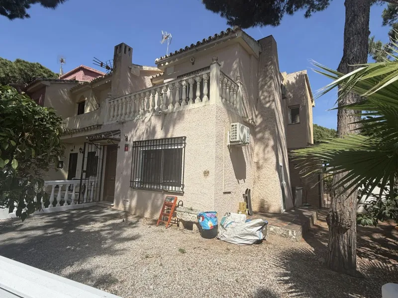 Semi Detached house lower Calahonda. In a small community of 15 houses with communal pool and garden. On the lower level there is a good size lounge, large fitted kitchen, a small bathroom and access to the private terrace and garden that wraps around thr