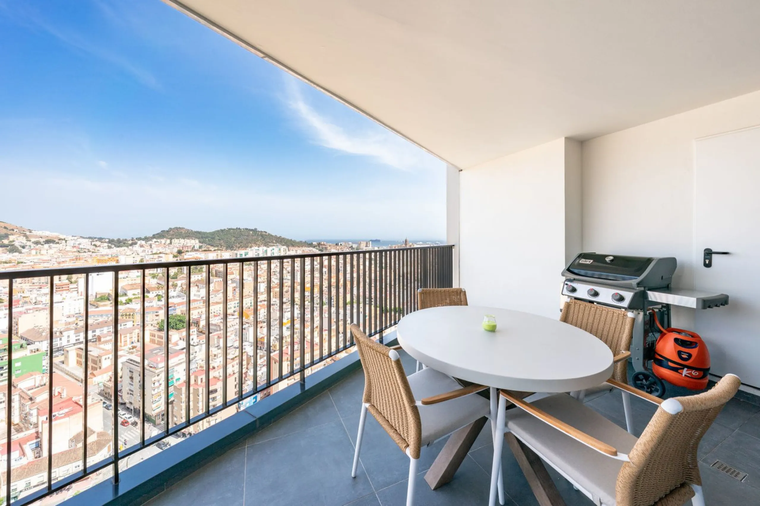 Погрузитесь в атмосферу изысканной жизни на высоте в самом сердце Малаги. Эта роскошная квартира с тремя спальнями и двумя ванными комнатами расположена на двадцать четвертом этаже культовой башни AQ Urban Sky South. С высоты открываются захватывающие пан