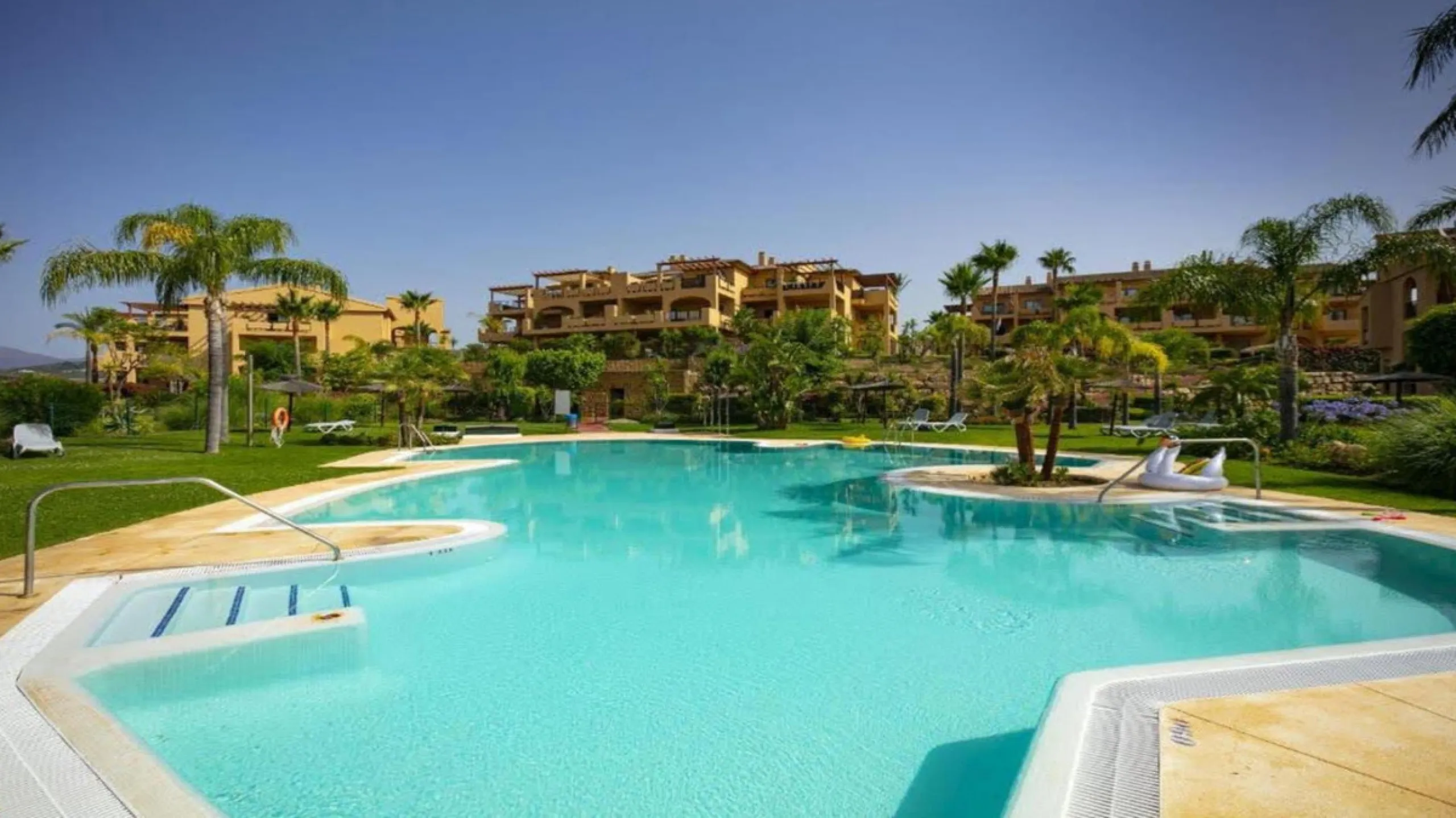 Apartment - Ground Floor Apartment в продаже в Benahavís, Málaga. В доме 4 спален и 2 ванных комнат. Площадь дома 128 м²