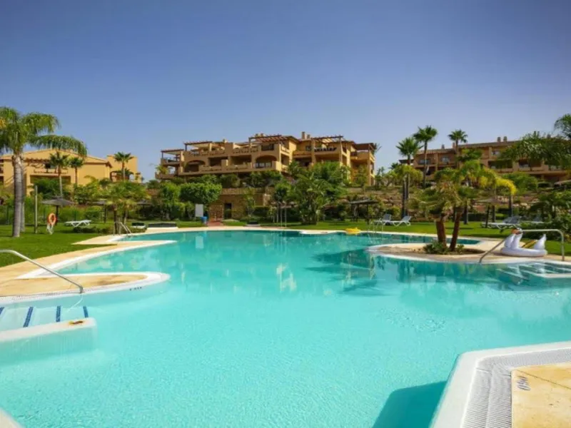 Apartment - Ground Floor Apartment в продаже в Benahavís, Málaga. В доме 4 спален и 2 ванных комнат. Площадь дома 128 м²