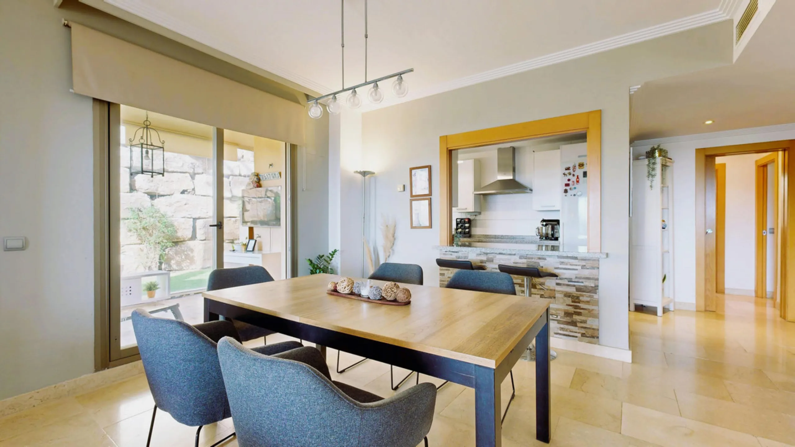 Apartment - Ground Floor Apartment в продаже в Benahavís, Málaga. В доме 4 спален и 2 ванных комнат. Площадь дома 128 м²