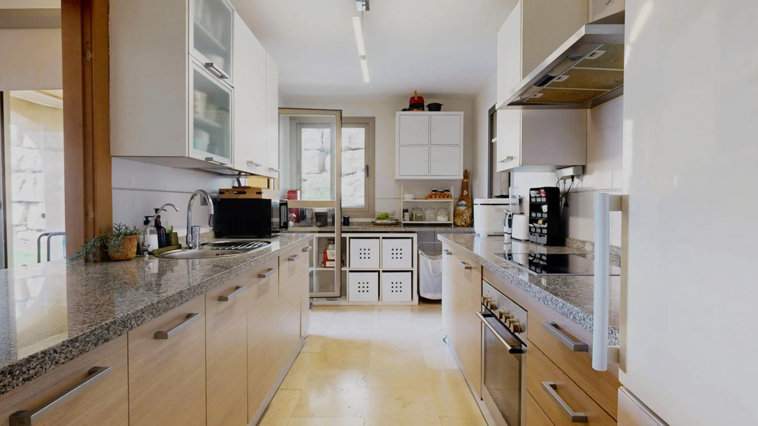 Apartment - Ground Floor Apartment в продаже в Benahavís, Málaga. В доме 4 спален и 2 ванных комнат. Площадь дома 128 м²