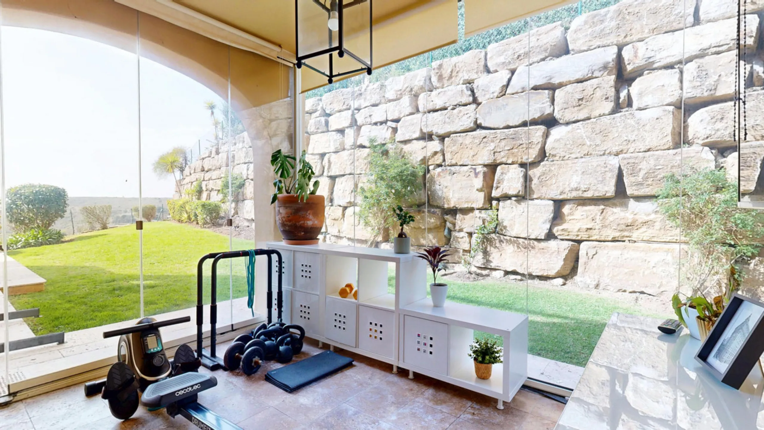 Apartment - Ground Floor Apartment в продаже в Benahavís, Málaga. В доме 4 спален и 2 ванных комнат. Площадь дома 128 м²
