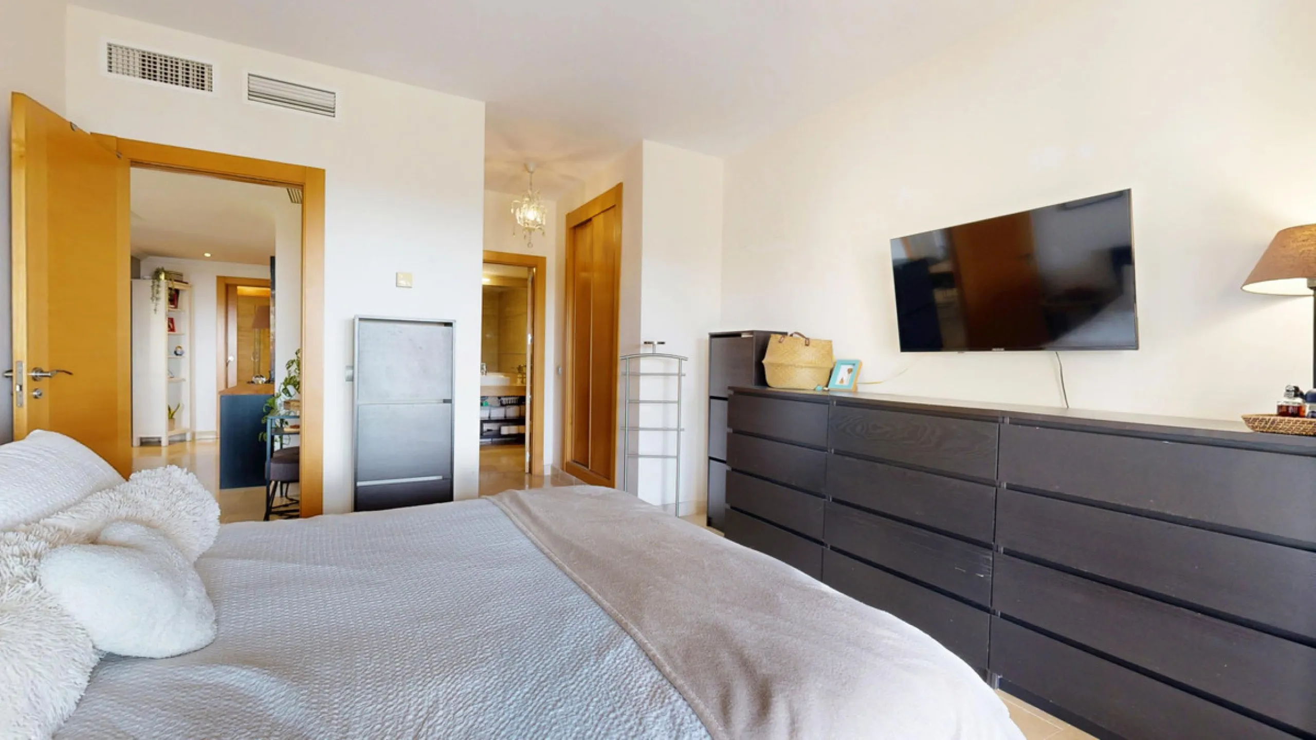 Apartment - Ground Floor Apartment в продаже в Benahavís, Málaga. В доме 4 спален и 2 ванных комнат. Площадь дома 128 м²