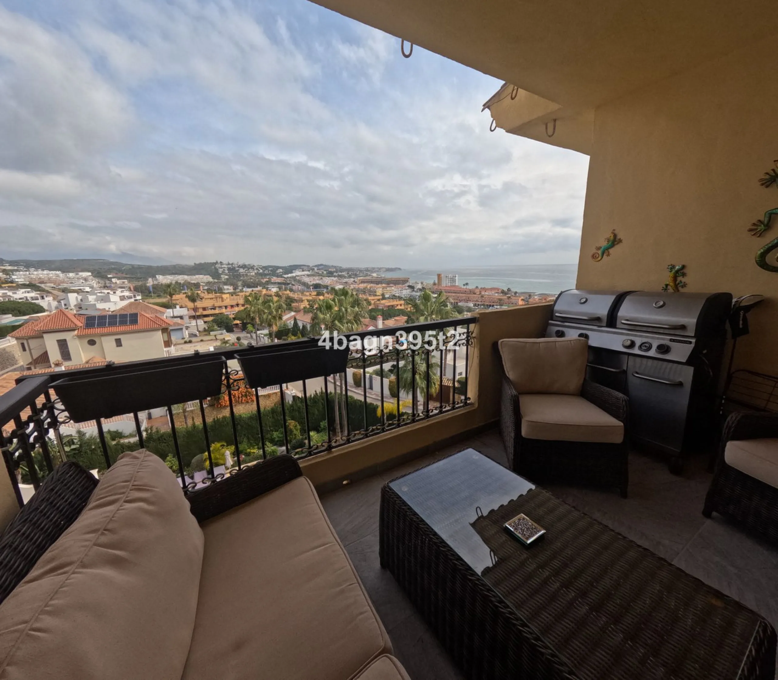 Located in the highly sought-after Phase 1 of Jardin Botánico in La Cala de Mijas, this beautifully refurbished 2-bedroom apartment offers contemporary living in a prime coastal setting.