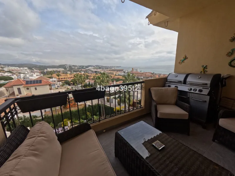 Located in the highly sought-after Phase 1 of Jardin Botánico in La Cala de Mijas, this beautifully refurbished 2-bedroom apartment offers contemporary living in a prime coastal setting.