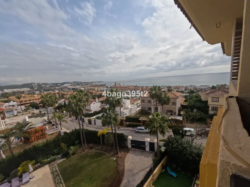 Located in the highly sought-after Phase 1 of Jardin Botánico in La Cala de Mijas, this beautifully refurbished 2-bedroom apartment offers contemporary living in a prime coastal setting.