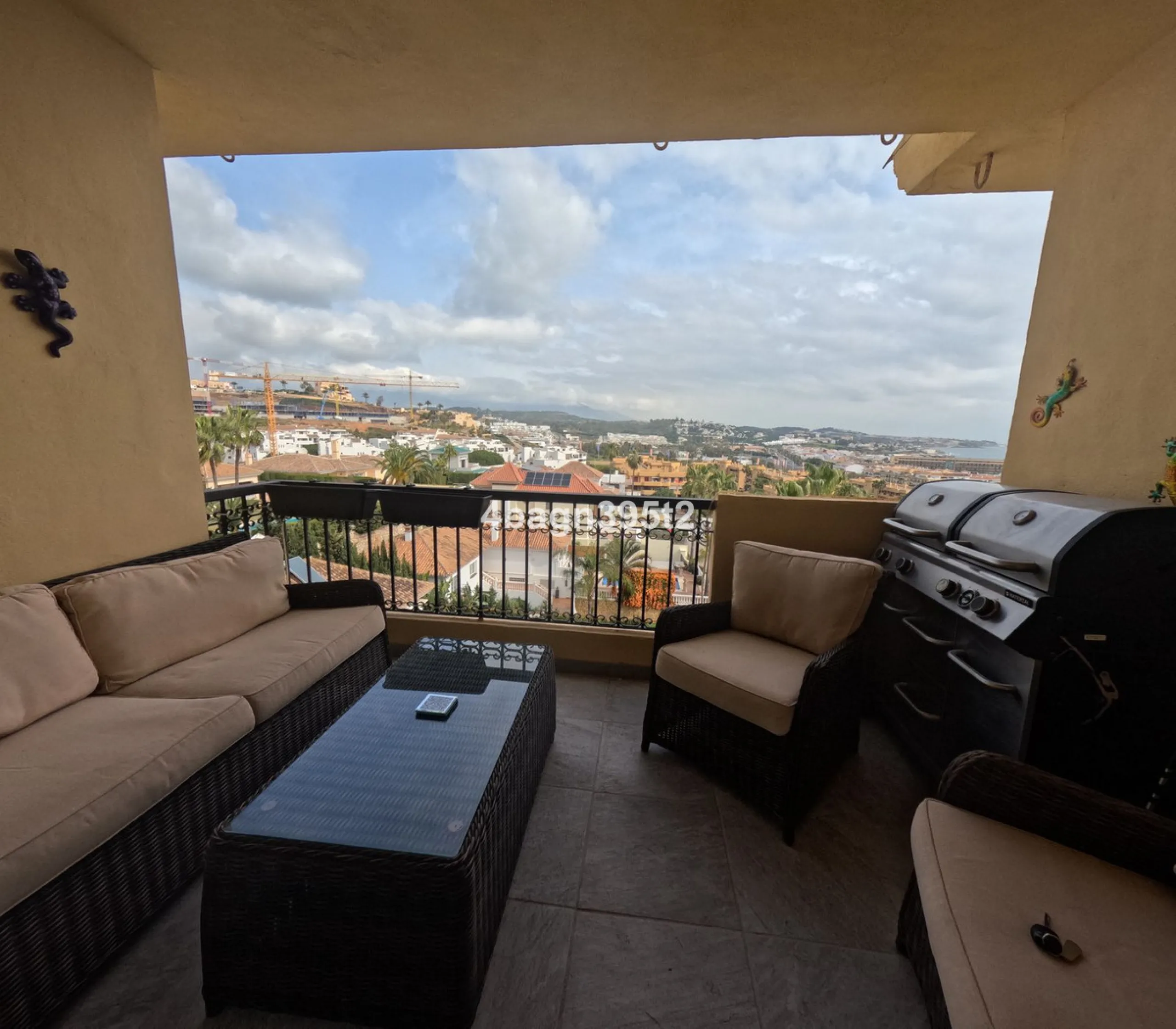 Located in the highly sought-after Phase 1 of Jardin Botánico in La Cala de Mijas, this beautifully refurbished 2-bedroom apartment offers contemporary living in a prime coastal setting.