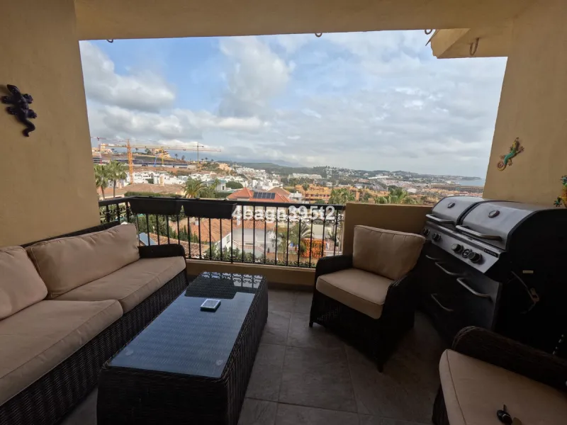 Located in the highly sought-after Phase 1 of Jardin Botánico in La Cala de Mijas, this beautifully refurbished 2-bedroom apartment offers contemporary living in a prime coastal setting.