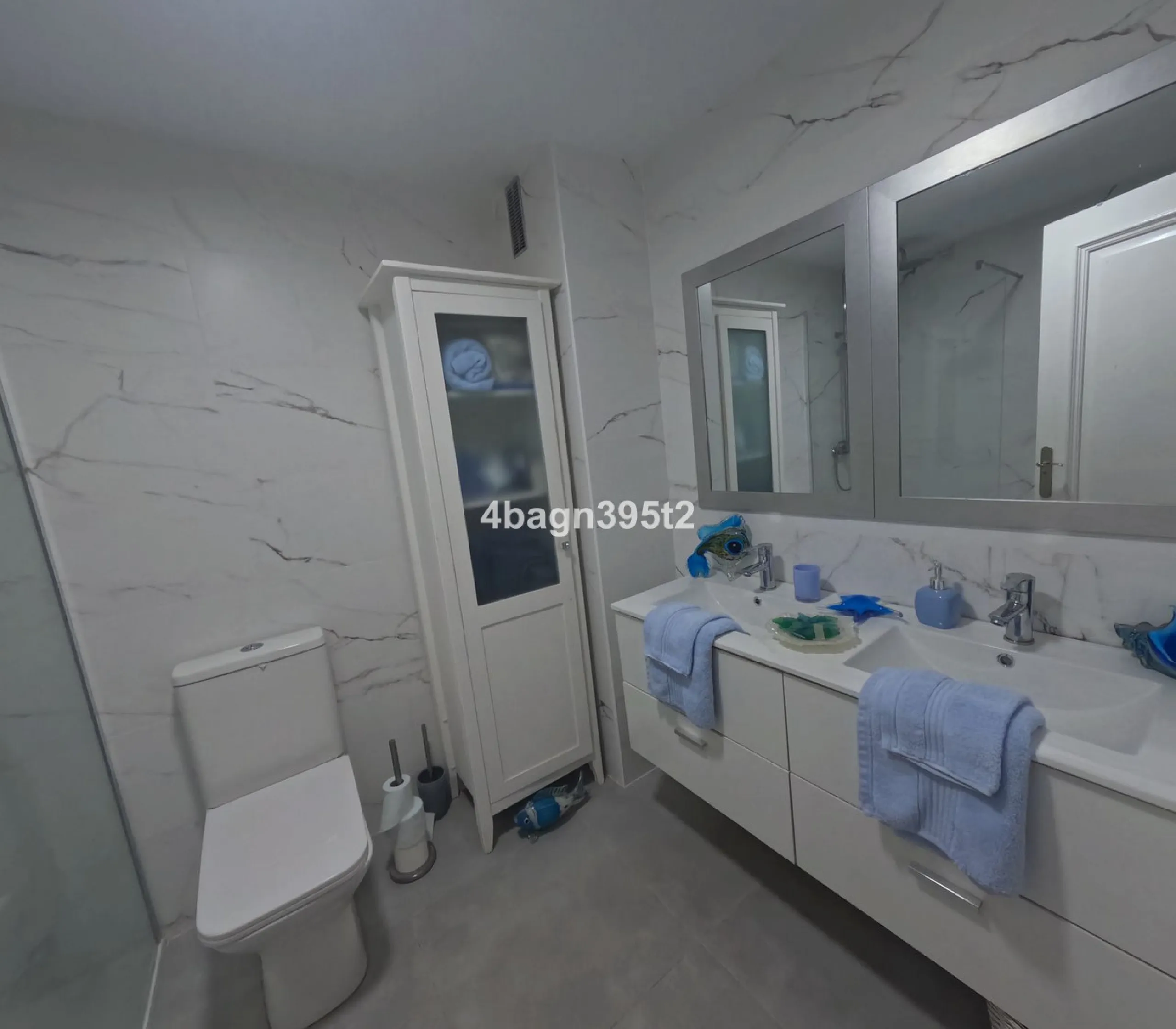 Located in the highly sought-after Phase 1 of Jardin Botánico in La Cala de Mijas, this beautifully refurbished 2-bedroom apartment offers contemporary living in a prime coastal setting.