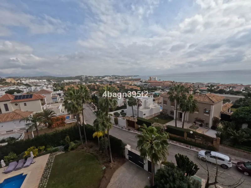 Located in the highly sought-after Phase 1 of Jardin Botánico in La Cala de Mijas, this beautifully refurbished 2-bedroom apartment offers contemporary living in a prime coastal setting.