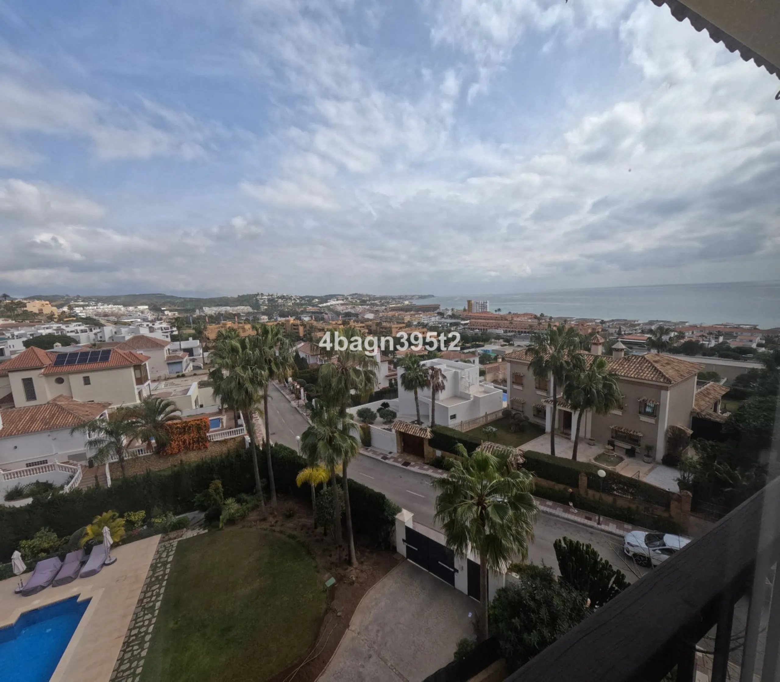Located in the highly sought-after Phase 1 of Jardin Botánico in La Cala de Mijas, this beautifully refurbished 2-bedroom apartment offers contemporary living in a prime coastal setting.