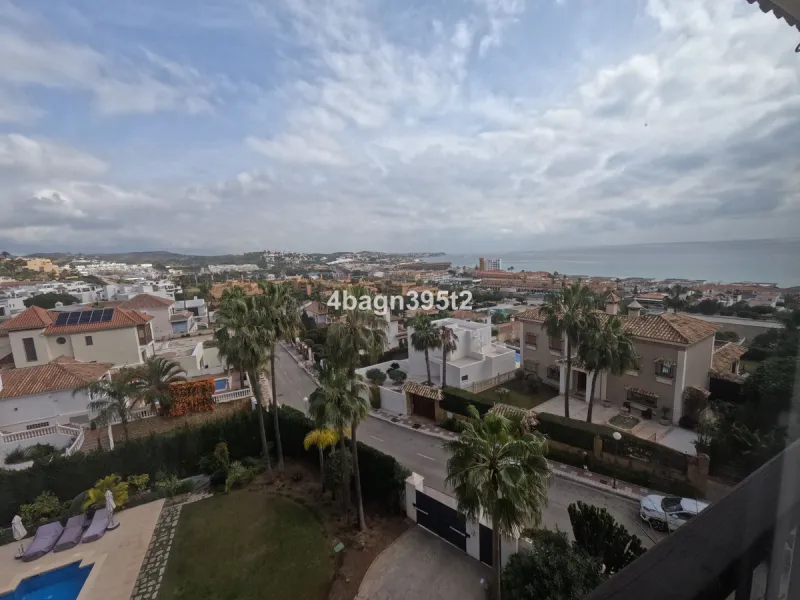 Located in the highly sought-after Phase 1 of Jardin Botánico in La Cala de Mijas, this beautifully refurbished 2-bedroom apartment offers contemporary living in a prime coastal setting.