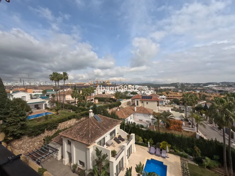 Located in the highly sought-after Phase 1 of Jardin Botánico in La Cala de Mijas, this beautifully refurbished 2-bedroom apartment offers contemporary living in a prime coastal setting.