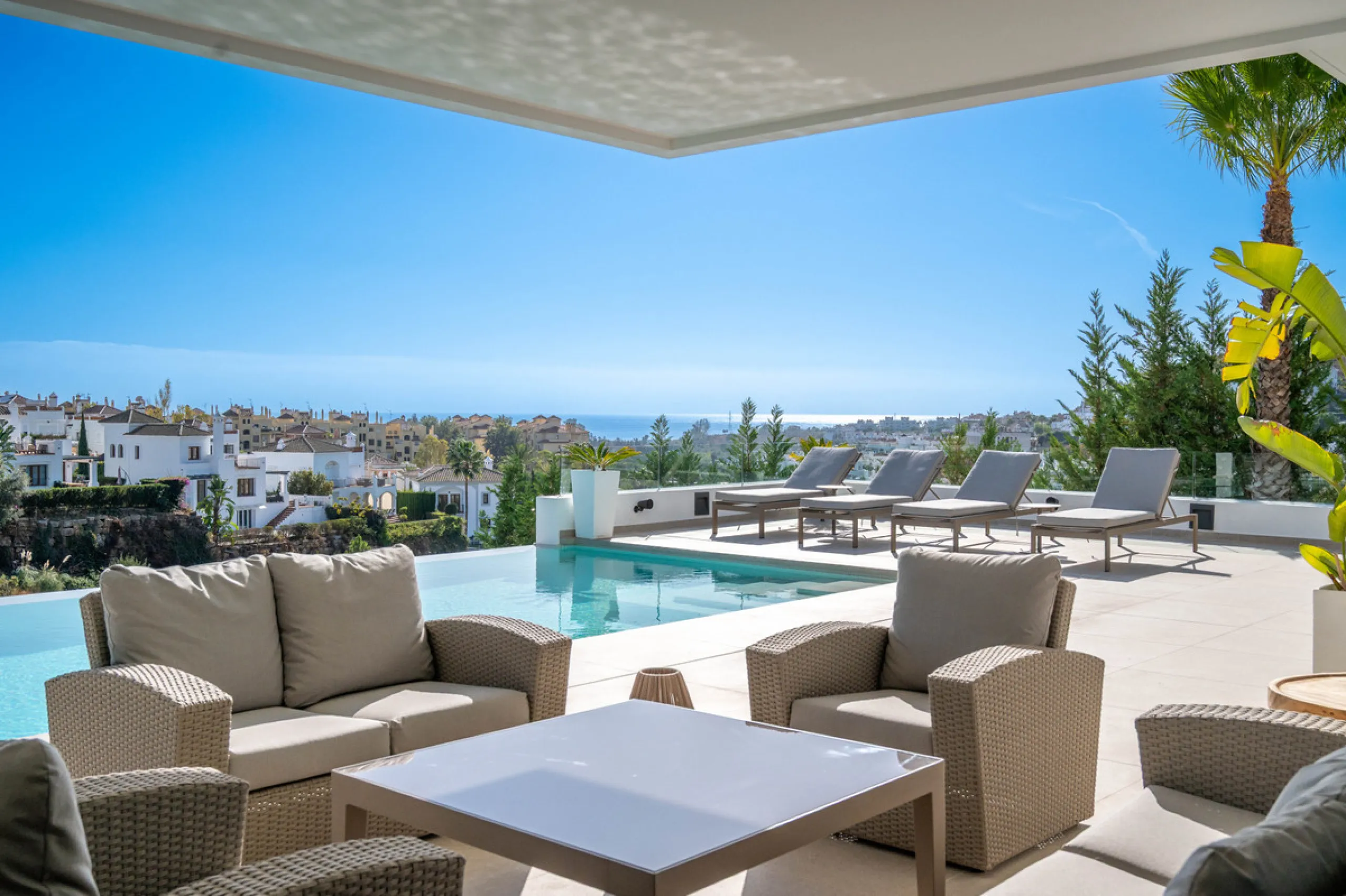Perfectly set within the exclusive La Resina Golf community, this is a modern four-level residence crafted by renowned architect Francisco Martínez Galván. With 674 m² of refined living and 249 m² of terraces, it delivers bold design, effortless luxury, a
