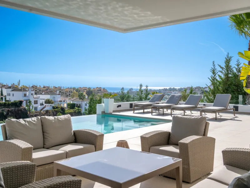 Perfectly set within the exclusive La Resina Golf community, this is a modern four-level residence crafted by renowned architect Francisco Martínez Galván. With 674 m² of refined living and 249 m² of terraces, it delivers bold design, effortless luxury, a