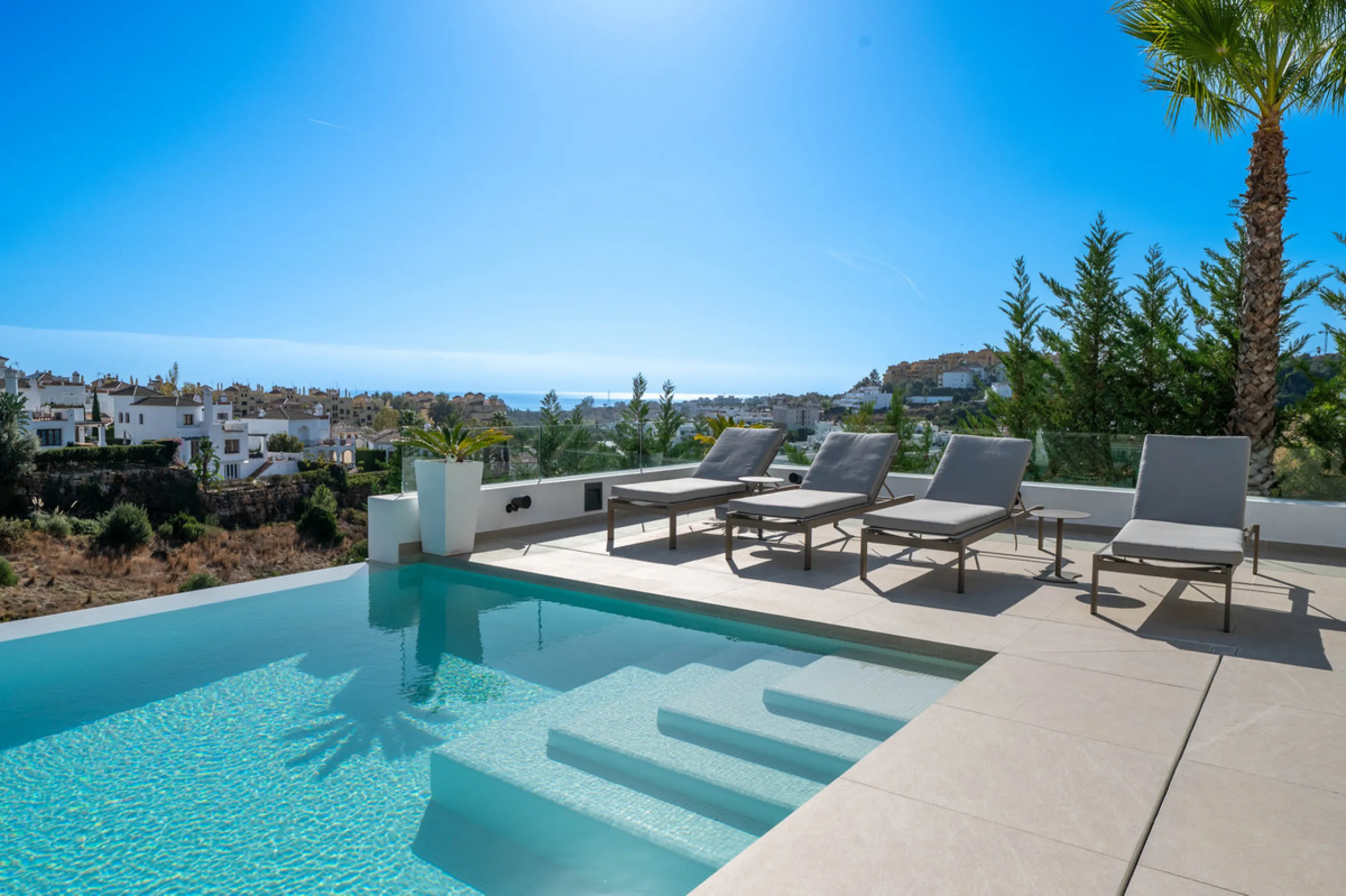 Perfectly set within the exclusive La Resina Golf community, this is a modern four-level residence crafted by renowned architect Francisco Martínez Galván. With 674 m² of refined living and 249 m² of terraces, it delivers bold design, effortless luxury, a