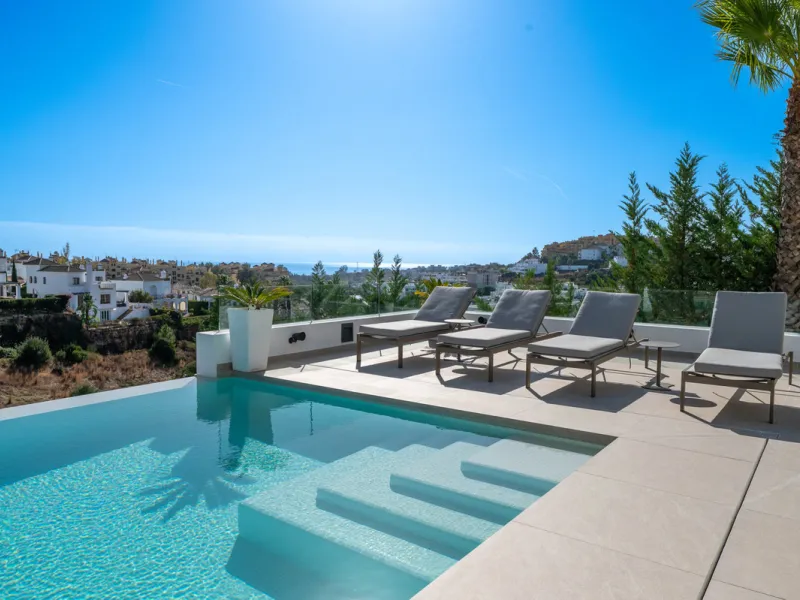 Perfectly set within the exclusive La Resina Golf community, this is a modern four-level residence crafted by renowned architect Francisco Martínez Galván. With 674 m² of refined living and 249 m² of terraces, it delivers bold design, effortless luxury, a