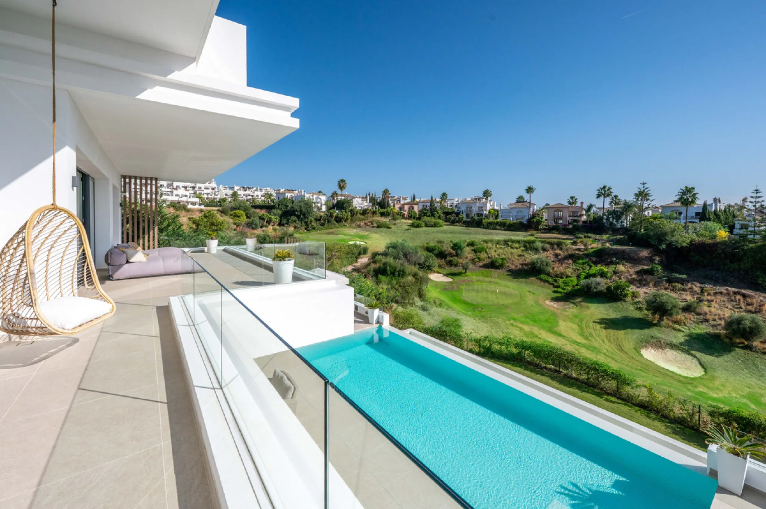 Perfectly set within the exclusive La Resina Golf community, this is a modern four-level residence crafted by renowned architect Francisco Martínez Galván. With 674 m² of refined living and 249 m² of terraces, it delivers bold design, effortless luxury, a