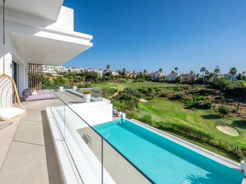 Perfectly set within the exclusive La Resina Golf community, this is a modern four-level residence crafted by renowned architect Francisco Martínez Galván. With 674 m² of refined living and 249 m² of terraces, it delivers bold design, effortless luxury, a