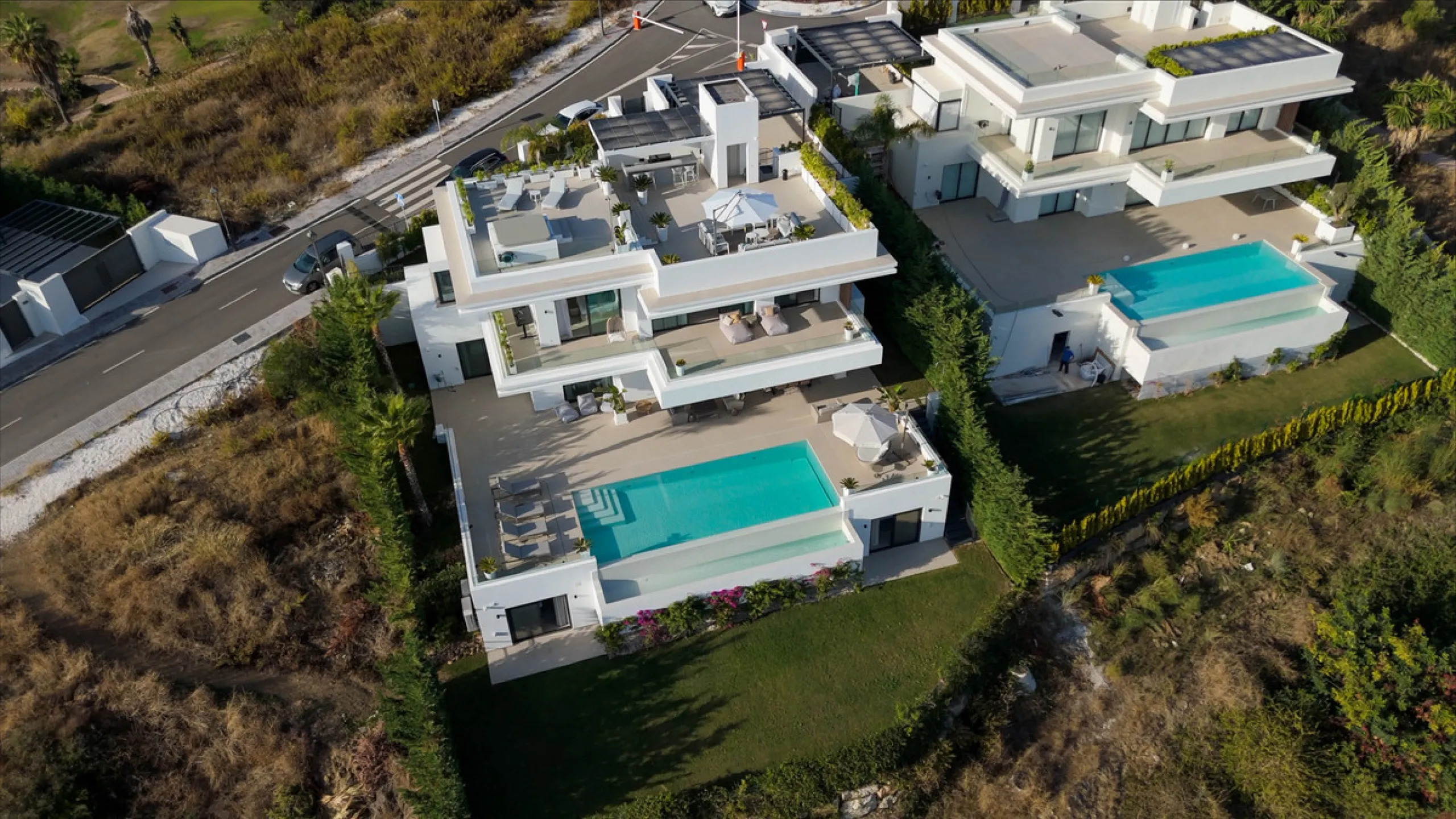 Perfectly set within the exclusive La Resina Golf community, this is a modern four-level residence crafted by renowned architect Francisco Martínez Galván. With 674 m² of refined living and 249 m² of terraces, it delivers bold design, effortless luxury, a