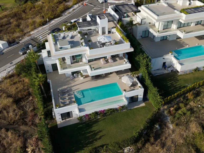 Perfectly set within the exclusive La Resina Golf community, this is a modern four-level residence crafted by renowned architect Francisco Martínez Galván. With 674 m² of refined living and 249 m² of terraces, it delivers bold design, effortless luxury, a