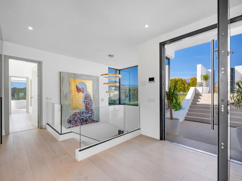 Perfectly set within the exclusive La Resina Golf community, this is a modern four-level residence crafted by renowned architect Francisco Martínez Galván. With 674 m² of refined living and 249 m² of terraces, it delivers bold design, effortless luxury, a
