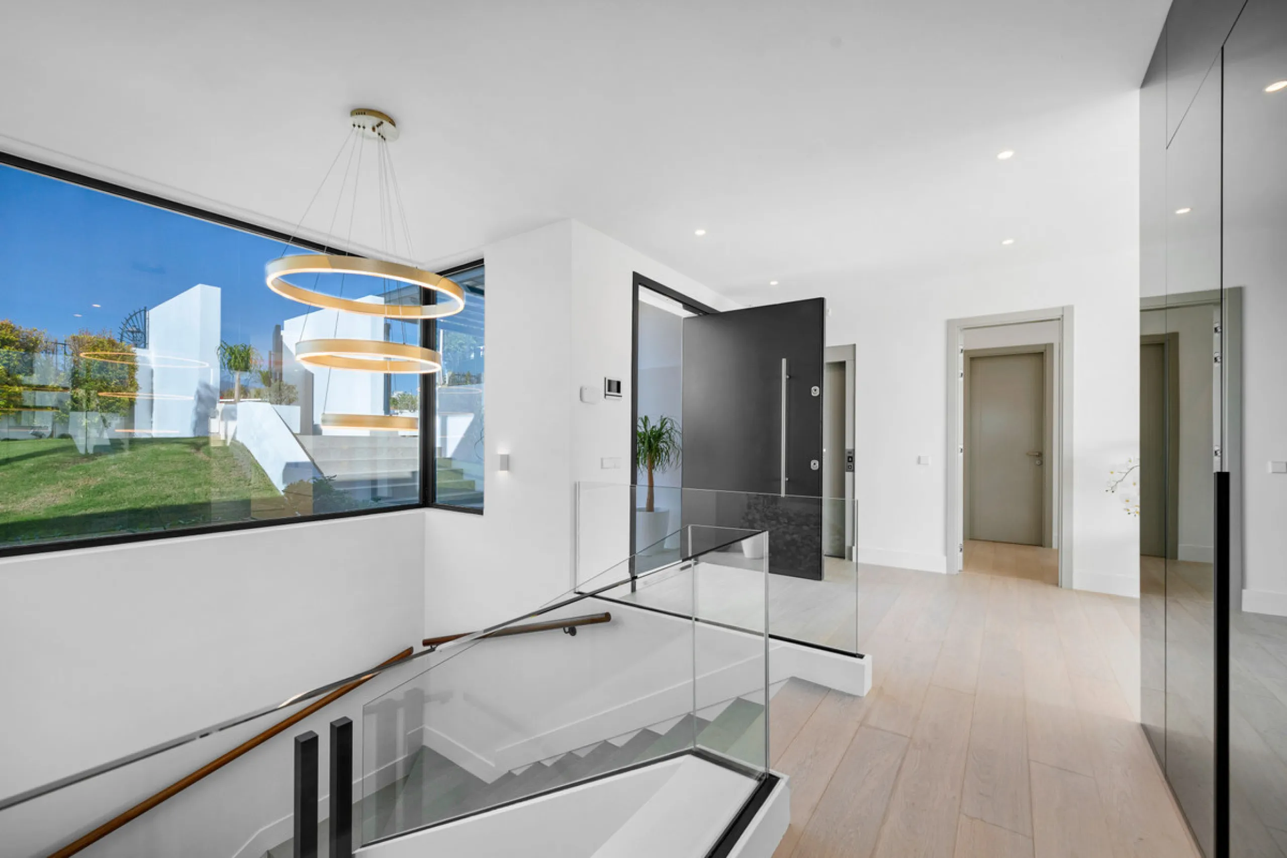 Perfectly set within the exclusive La Resina Golf community, this is a modern four-level residence crafted by renowned architect Francisco Martínez Galván. With 674 m² of refined living and 249 m² of terraces, it delivers bold design, effortless luxury, a