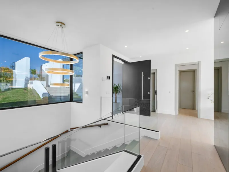 Perfectly set within the exclusive La Resina Golf community, this is a modern four-level residence crafted by renowned architect Francisco Martínez Galván. With 674 m² of refined living and 249 m² of terraces, it delivers bold design, effortless luxury, a