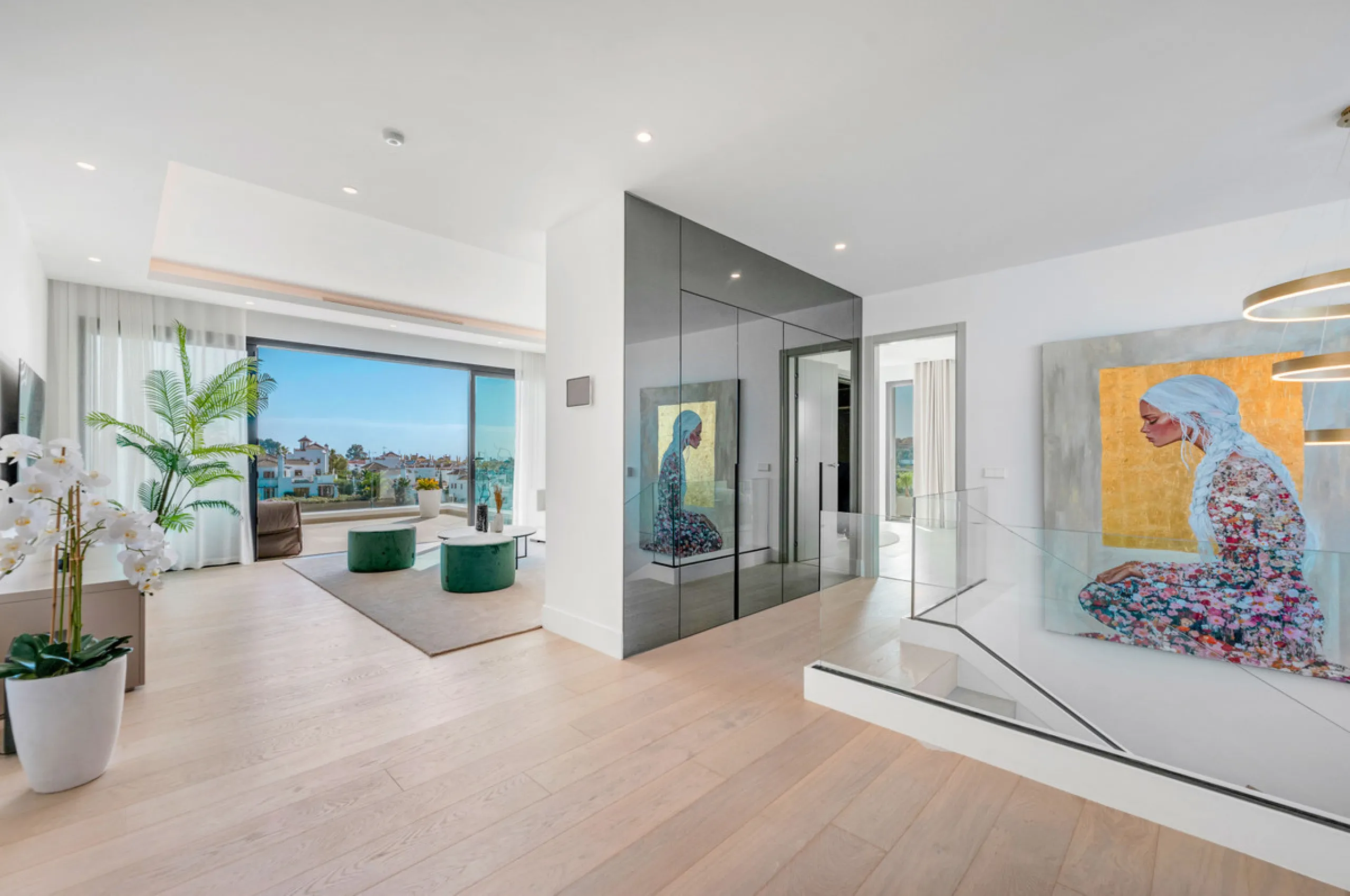 Perfectly set within the exclusive La Resina Golf community, this is a modern four-level residence crafted by renowned architect Francisco Martínez Galván. With 674 m² of refined living and 249 m² of terraces, it delivers bold design, effortless luxury, a