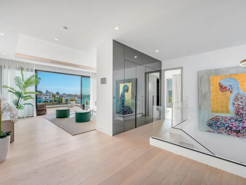 Perfectly set within the exclusive La Resina Golf community, this is a modern four-level residence crafted by renowned architect Francisco Martínez Galván. With 674 m² of refined living and 249 m² of terraces, it delivers bold design, effortless luxury, a