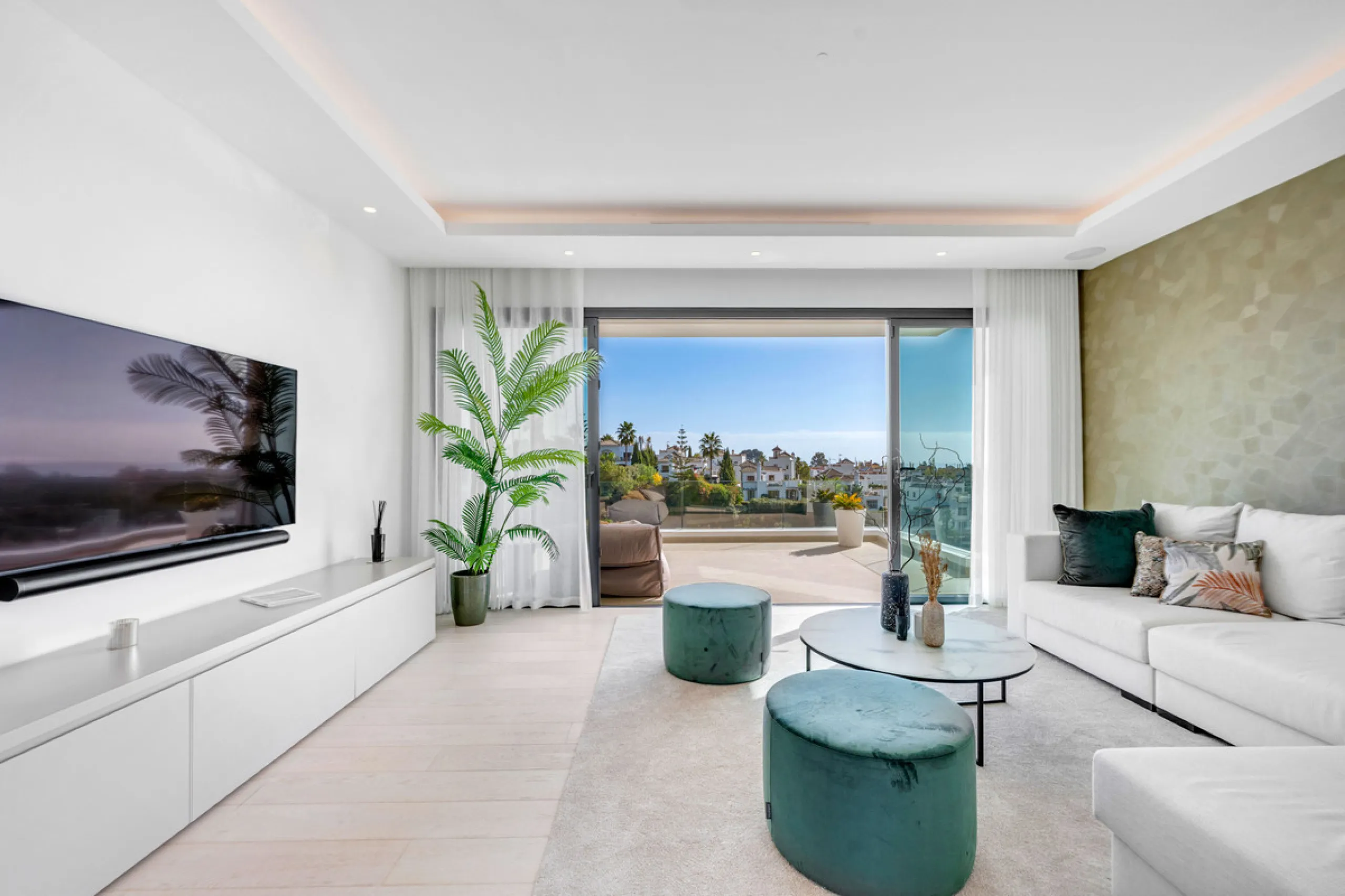 Perfectly set within the exclusive La Resina Golf community, this is a modern four-level residence crafted by renowned architect Francisco Martínez Galván. With 674 m² of refined living and 249 m² of terraces, it delivers bold design, effortless luxury, a